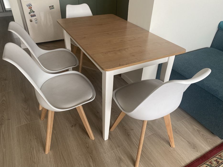 Обеденный стол со стульями