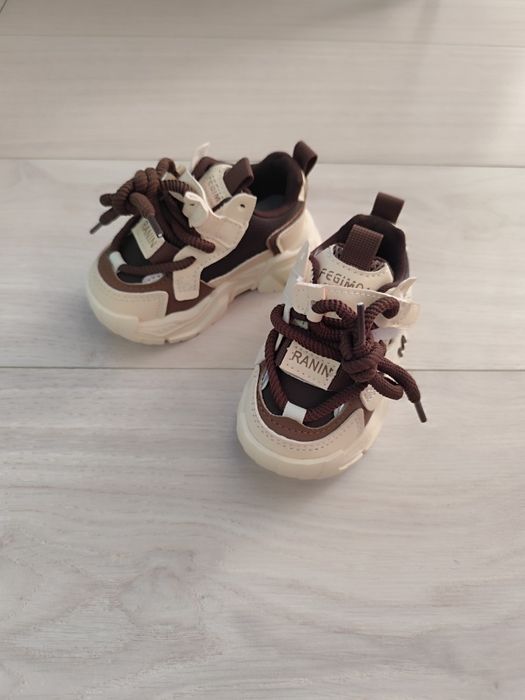 Продам новые кроссовки рр 22