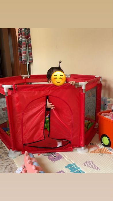Игровой манеж красного цвета