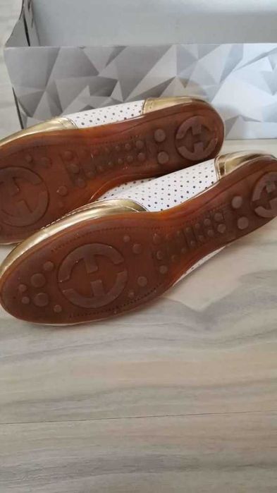 дасмки обувки в бяло и златно