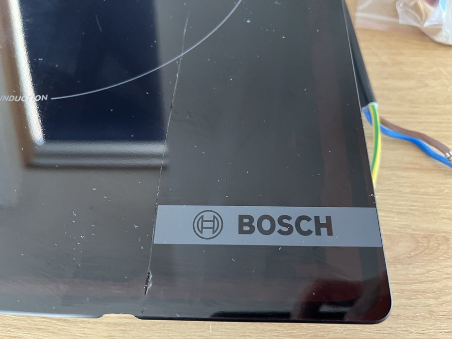 BOSCH Индукционен плот 60 cm Черно, монтаж над плот без рамка
