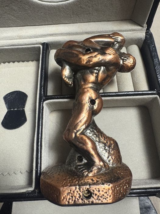 Brichetă de Colecție Antivânt – Model Mini Revolver cu Mâner 3D (Bronz Antic)