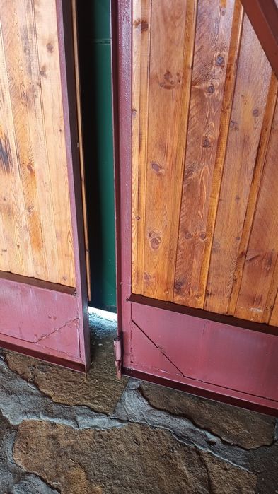 Продавам двукрила врата от винкелова конструкция, ламарина и чамов 1600х2580