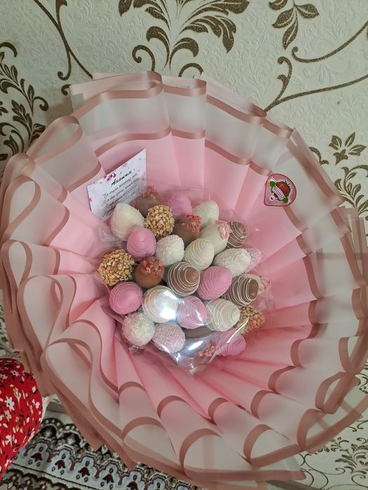 Клубника в шоколаде, торты, цветы