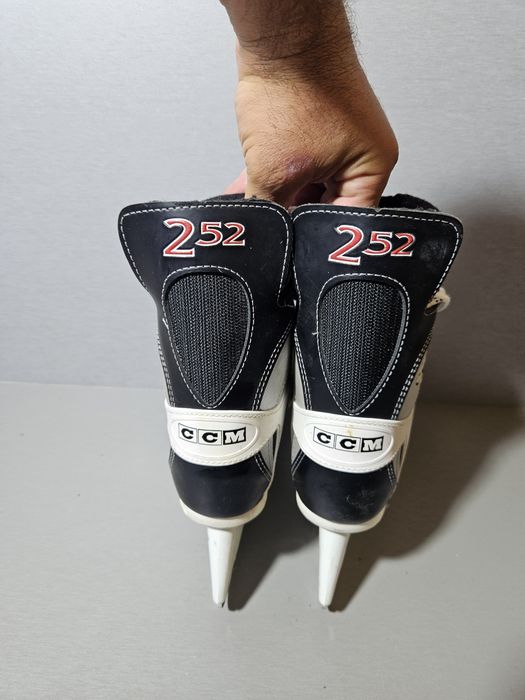 Patine hochei hockey 3015  CCM, marime 39, lungime interioara 25cm