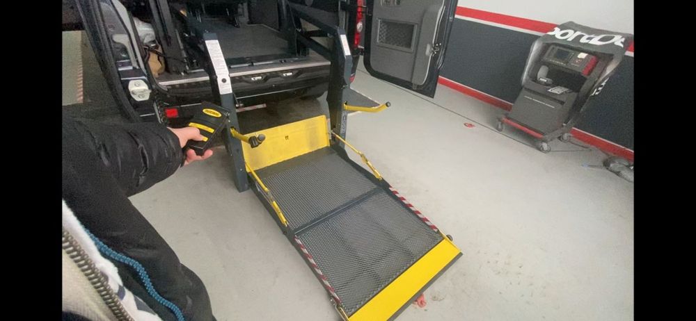 Lift auto pentru persoane cu handicap