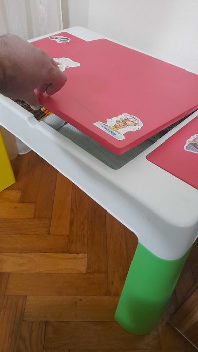 Vînd masă si scaun copii