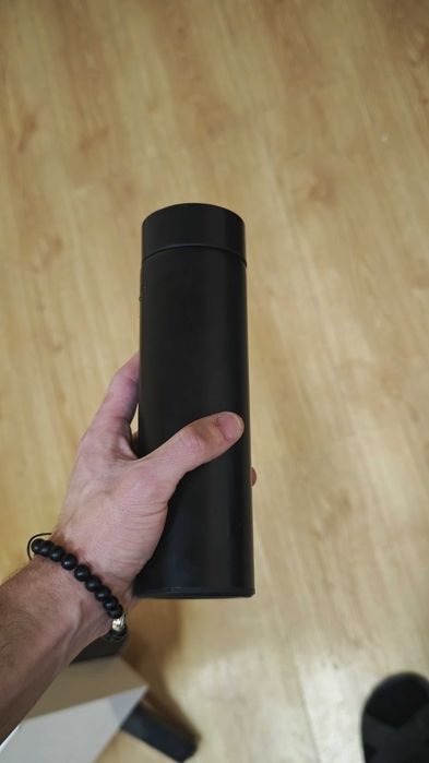 Висококачествен термос с отчитане на температурата.