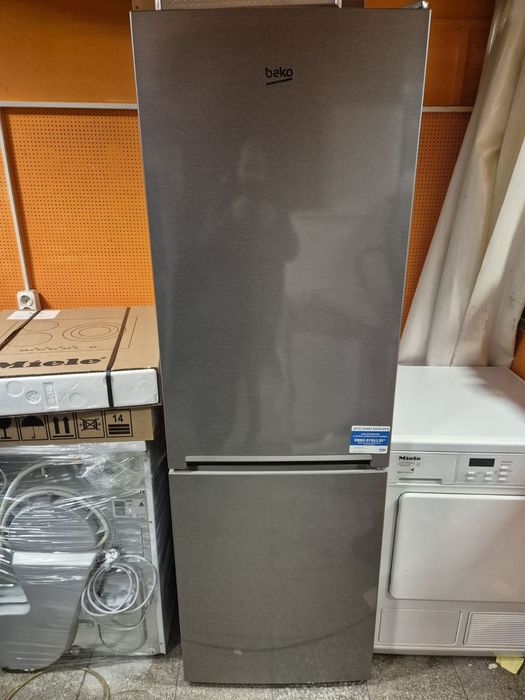 Иноксов хладилник с фризер Беко