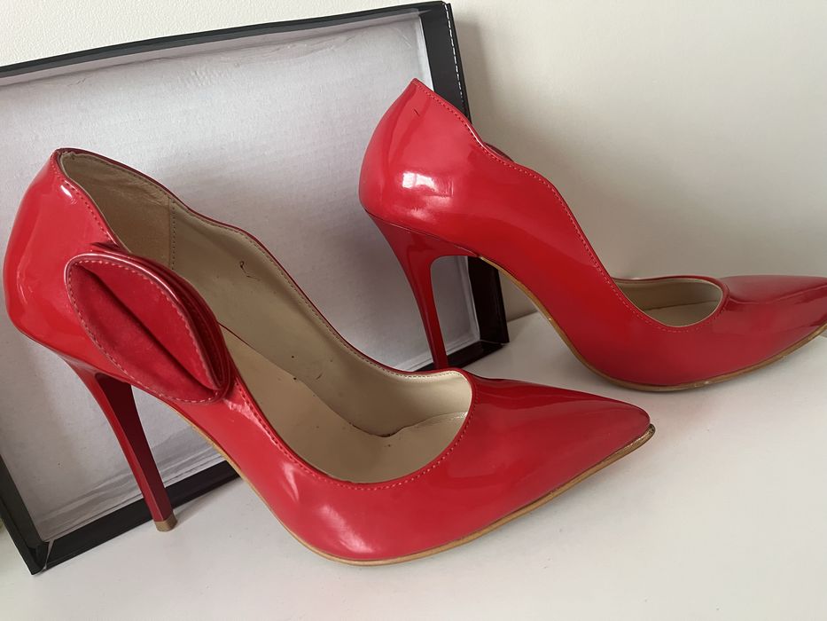 Продавам токчета 39 номер