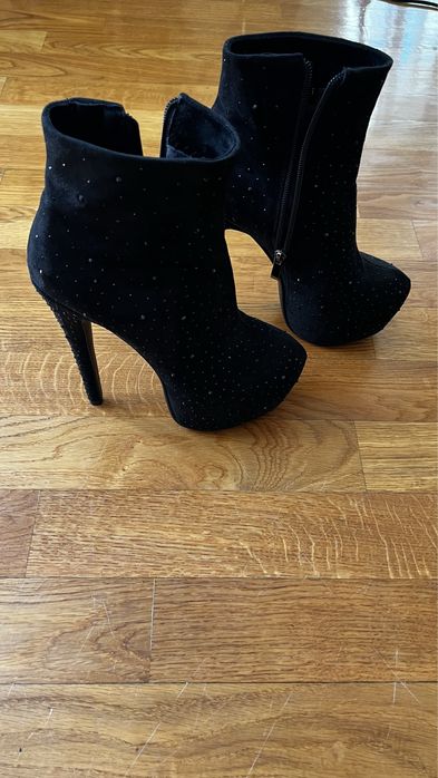 Продам ботинки на каблуке