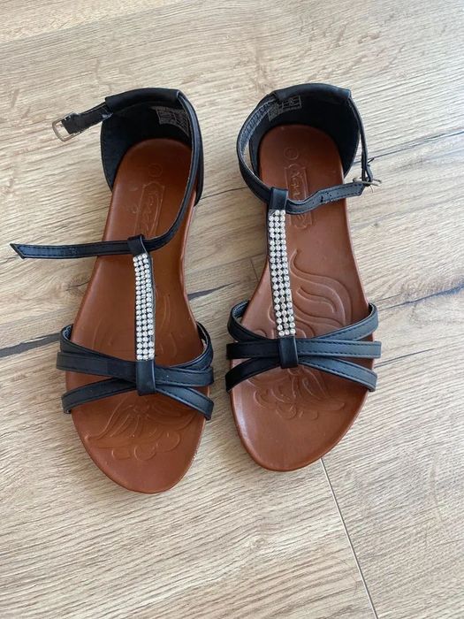 Черни сандали за лятото