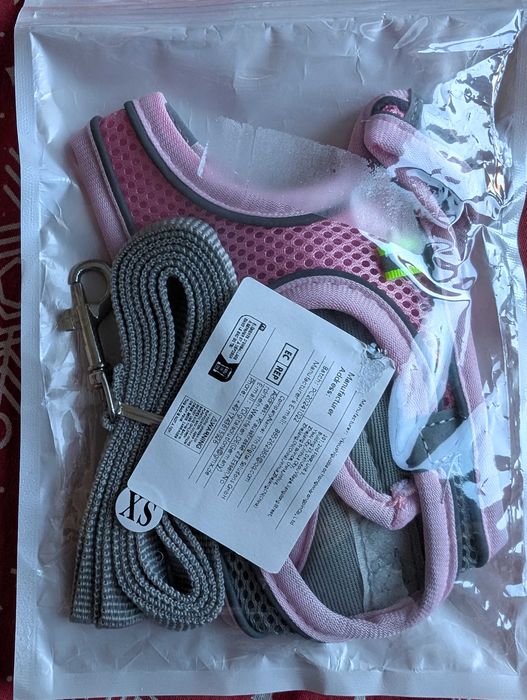 Розов нагръдник за малко куче или котка