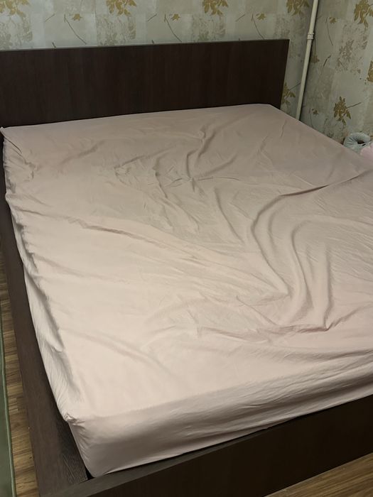 Продам кровать с железным основанием