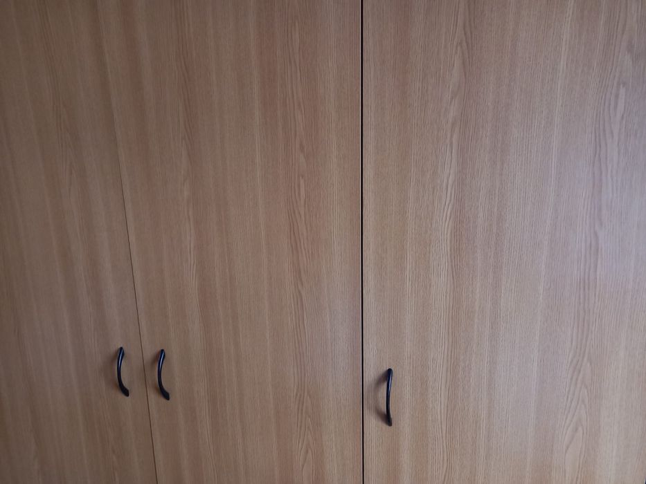 Vand obiecte de mobilier din lemn