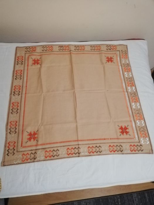 Каре ръчно бродирано