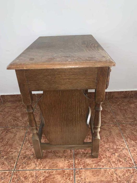 Comoda cu sertar din lemn si suport de ziare/reviste