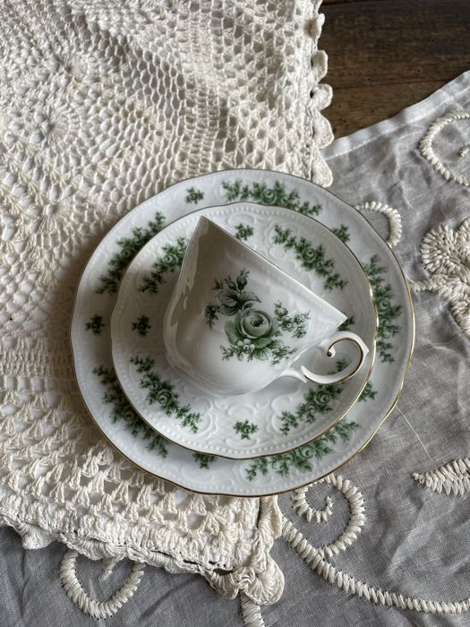 Порцеланови чаши с цветя