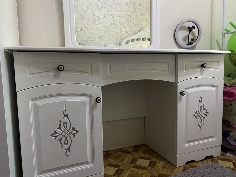 Продам шкаф и туалетный столик