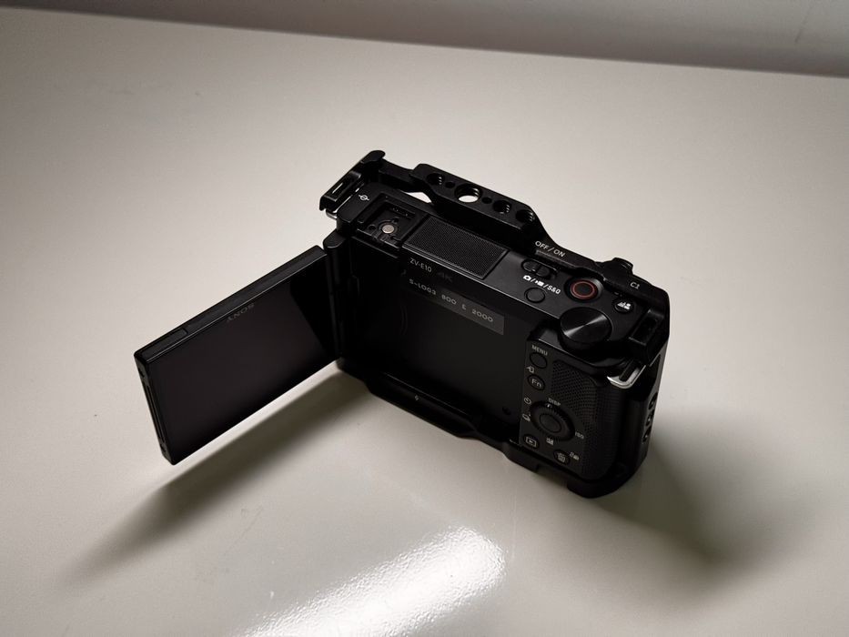 Sony ZV-E10 Mark 1 + Cage + Baterie/Charger