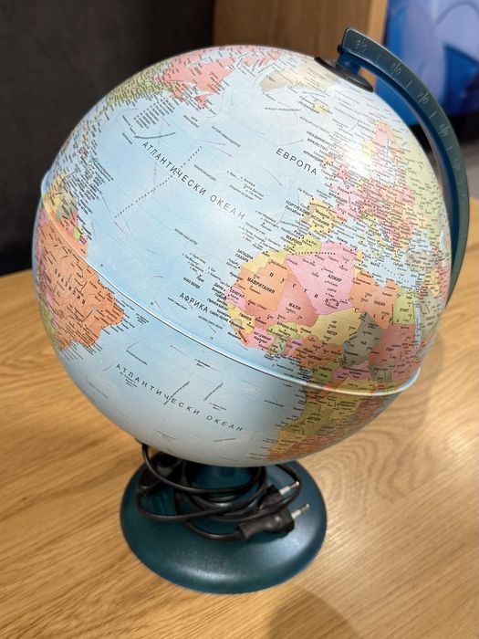 Светещ глобус Ден и нощ