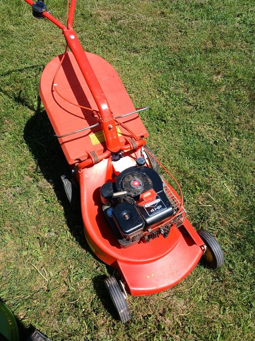 Masina de tuns iarba cu tractiune