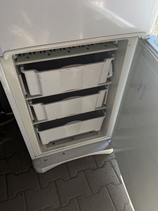 Холодильник Indesit