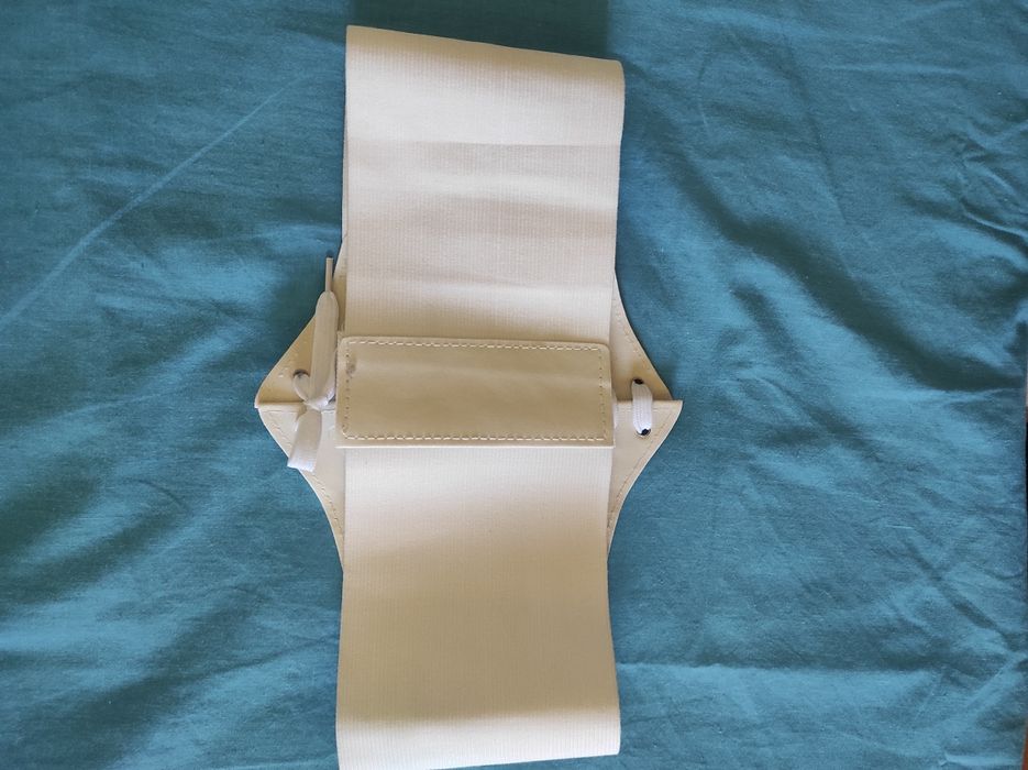 Blugi, corset și curea