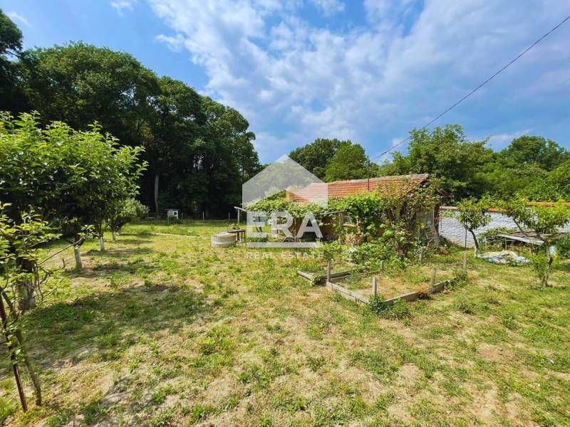 Урегулиран поземлен имот за продажба, със законна постройка, ток и два