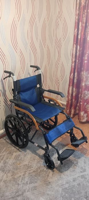 Продам инвалидную коляску новая
