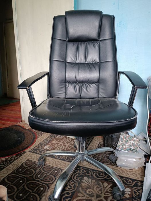 Kreslo va kompyuter sotiladi!!