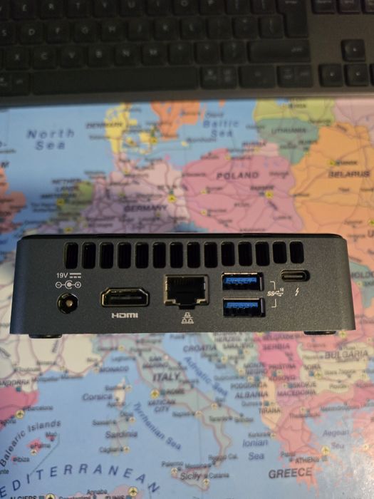 Intel NUC 8 core i5 8259U 8GB RAM 512 SSD