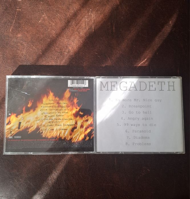 Дискове и аудиокасети на метъл групи