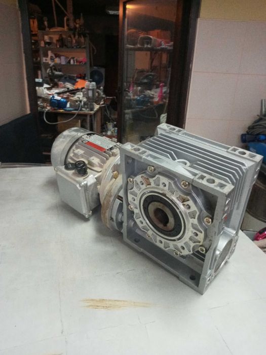 контролер за променлива скорост и Италянски мотори с редуктори