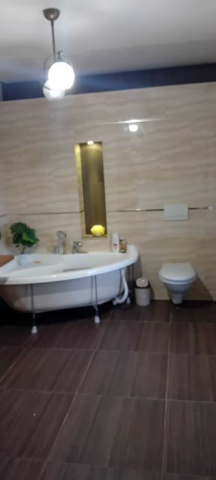 Inchiriez ap 3 camere la casa