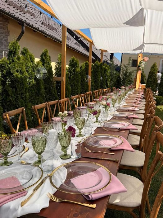 Mobilier rustic pentru evenimente – scaune lemn, mese, veselă premium