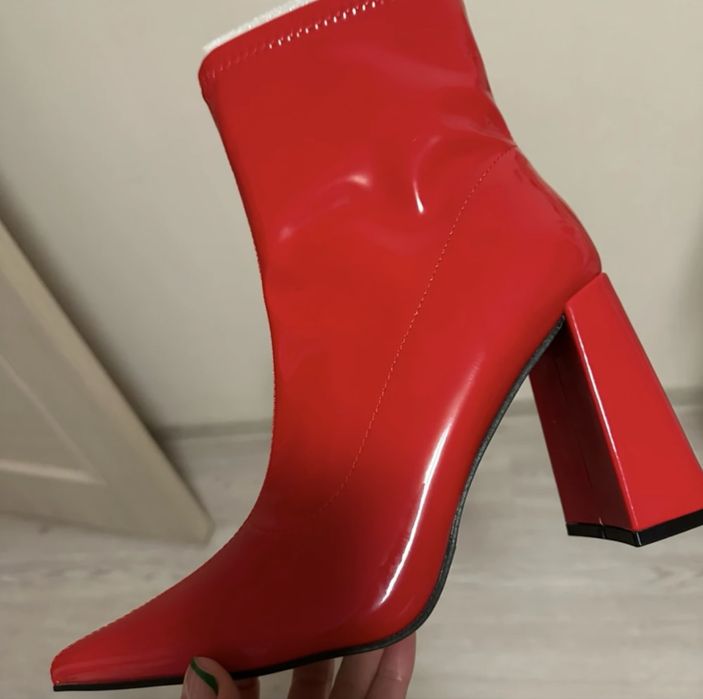 Червени боти на ток