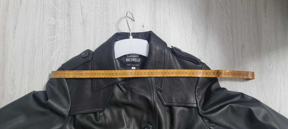 Haina din piele naturala, eleganta si in stare excelenta