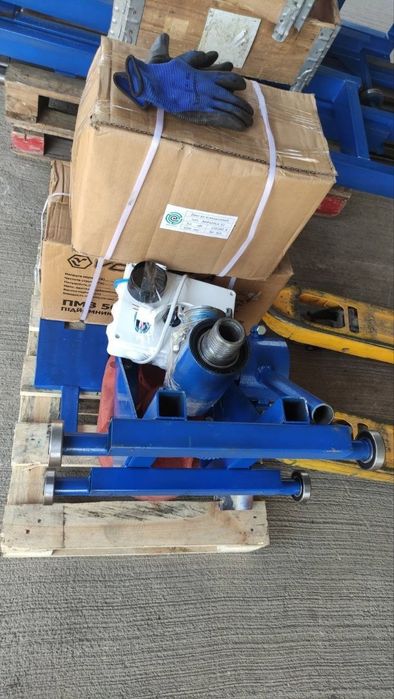 Сондажна машина с лостове и инструменти.