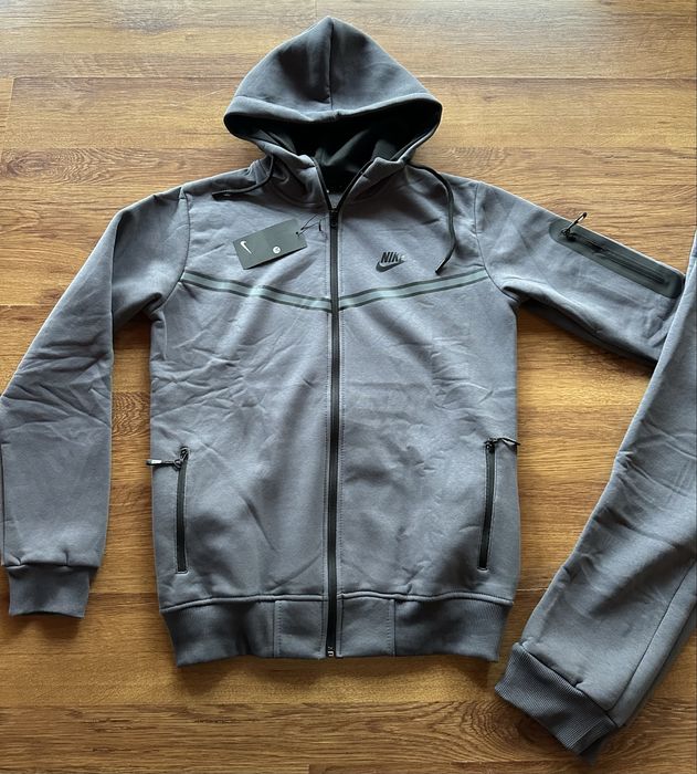 Мъжки,ватиран,тъмно сив екип Nike
