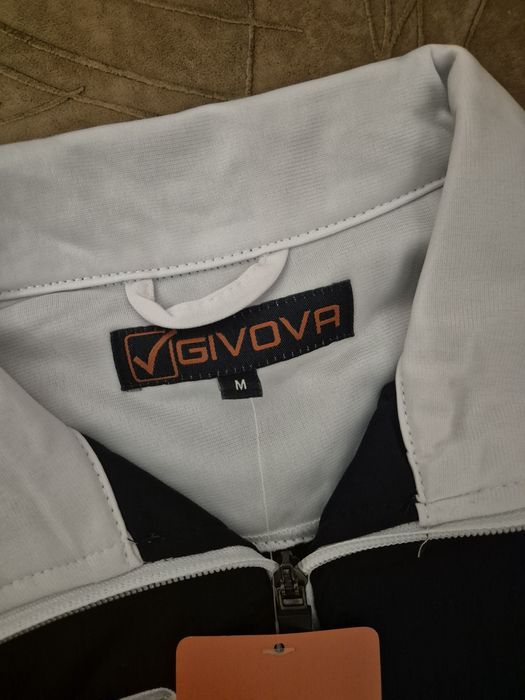 Мъжкият Анцуг GIVOVA