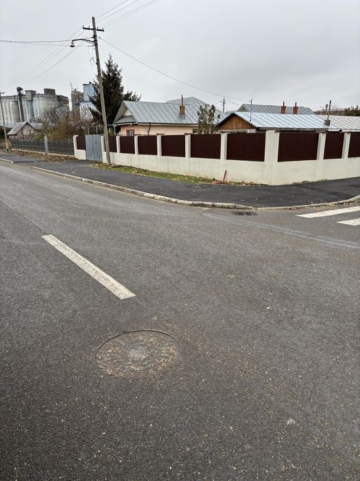 Vând teren în zonă bună cu 2constructii pe el.Pret fix