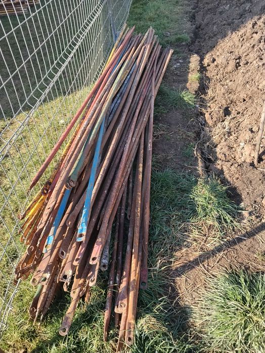 Schelă și popi metalici Spania