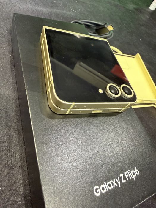 Продавам Samsung Z FLIP 6