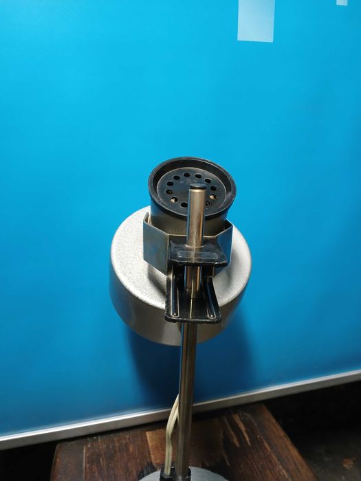 Стара индустриална настолна лампа.