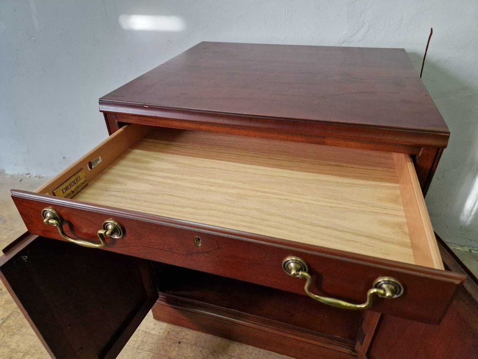 Шкаф от черешов масив