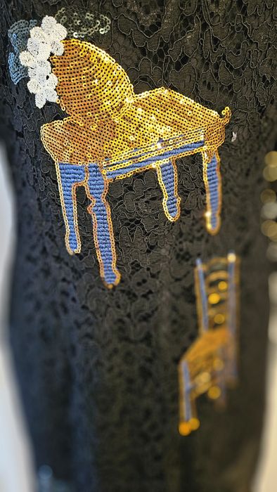 Rochie model Dior din dantela neagra cu accesorii aurii!