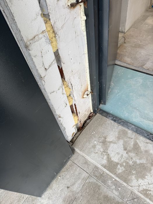 Метална блиндирана външна врата