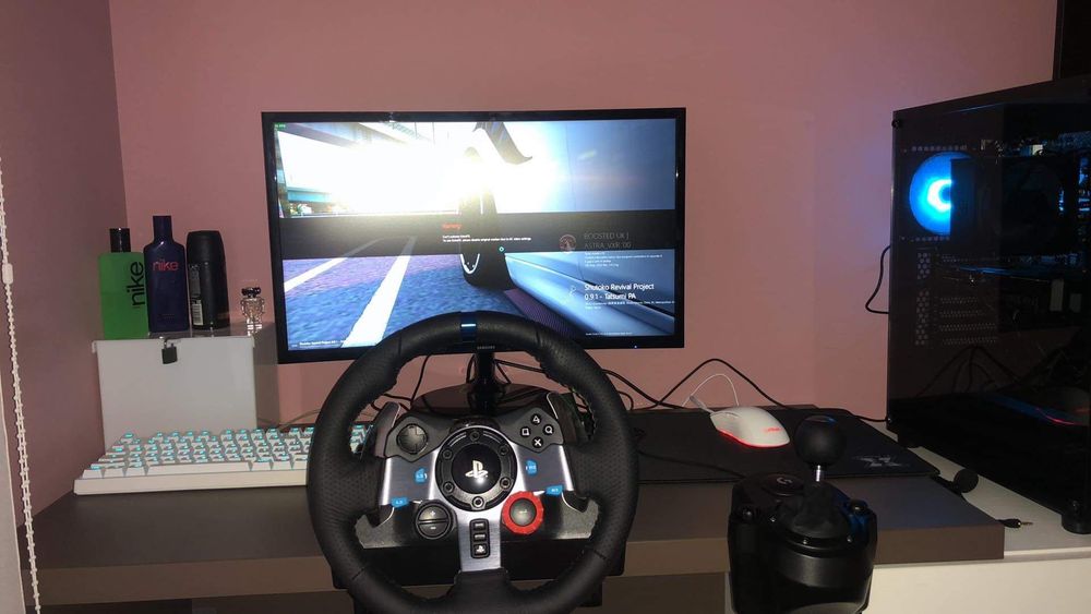 Компютър  с волан и педели