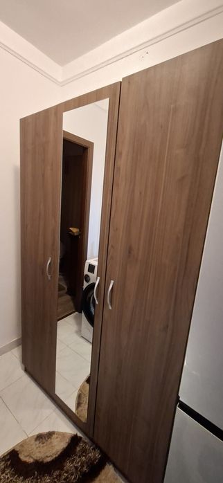Vand dulap in 3 usi cu oglinda ca si nou!